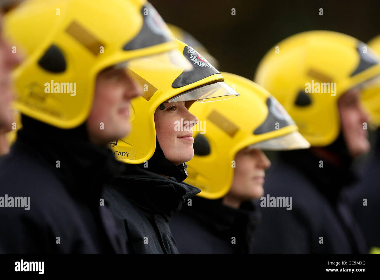 La brigade des pompiers de Dublin classe de 2009 sur le terrain de forage de l'Institut O'Brien lors de leur défilé de passage. Banque D'Images