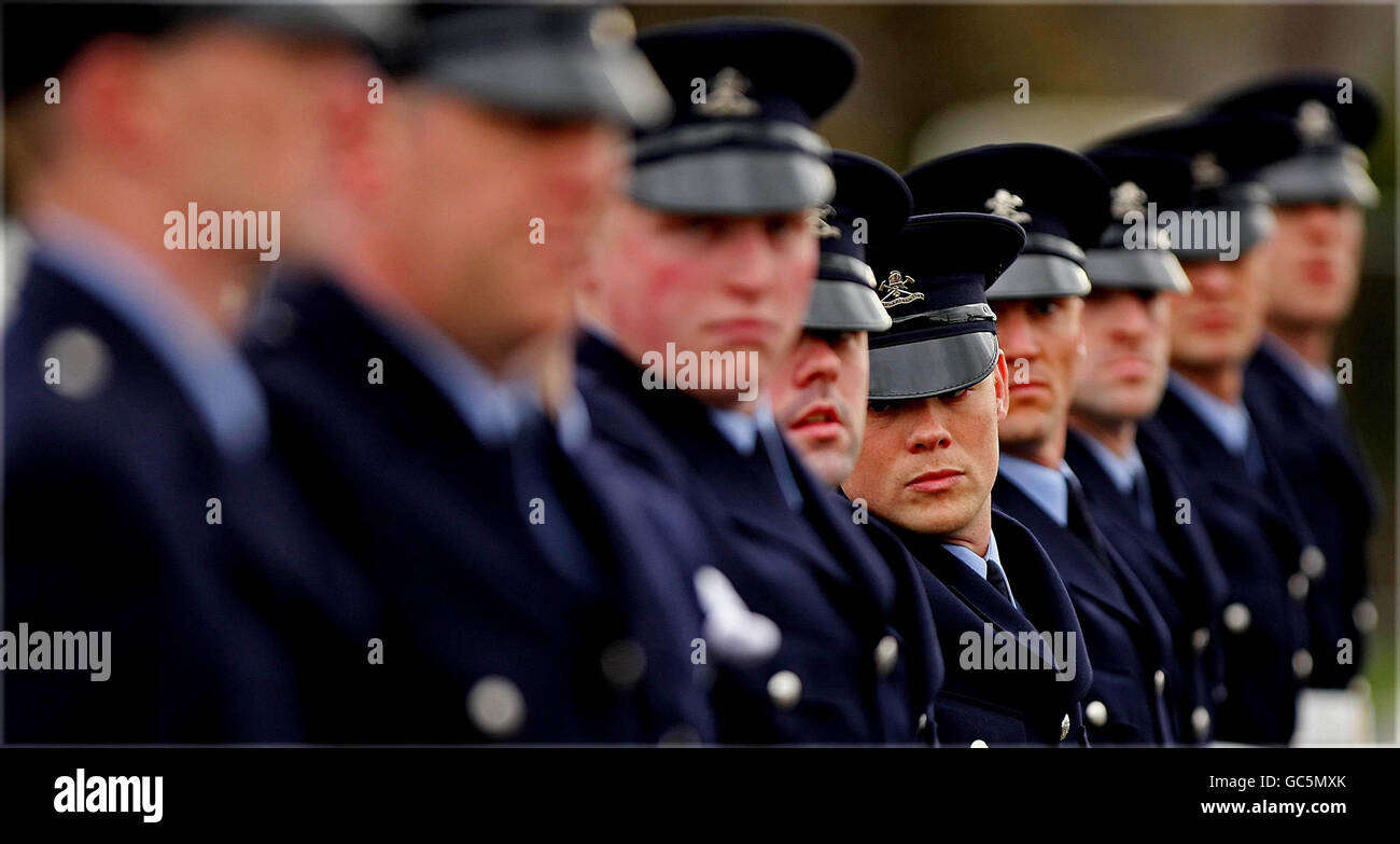 La brigade des pompiers de Dublin classe de 2009 sur le terrain de forage de l'Institut O'Brien lors de leur défilé de passage. Banque D'Images