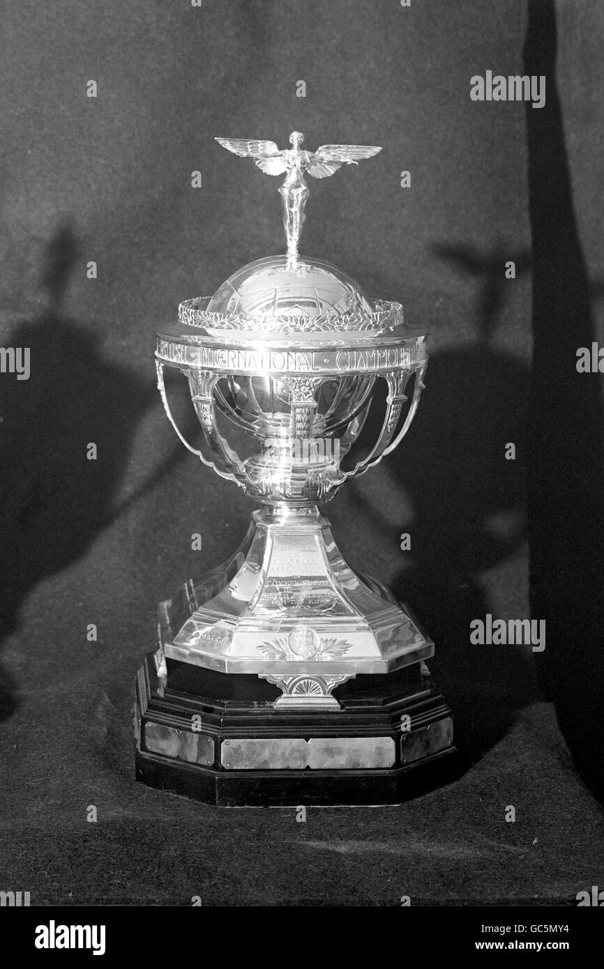 Trophée du British Home Championship (également connu sous le nom de Home International Championship), une compétition de football annuelle disputée entre les quatre équipes nationales du Royaume-Uni, l'Angleterre, l'Écosse, le pays de Galles et l'Irlande du Nord (à l'origine l'Irlande) de la saison 1883-84 à la saison 1983-84. Le trophée est actuellement détenu par les derniers gagnants, l'Irlande du Nord, qui a gagné en 1983-84. Banque D'Images