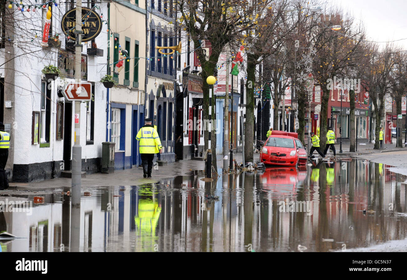 Cockermouth High Street à Cumbria où l'eau d'inondation a reculé après que la pluie torrentielle a fait éclater les rivières leurs rives. Banque D'Images