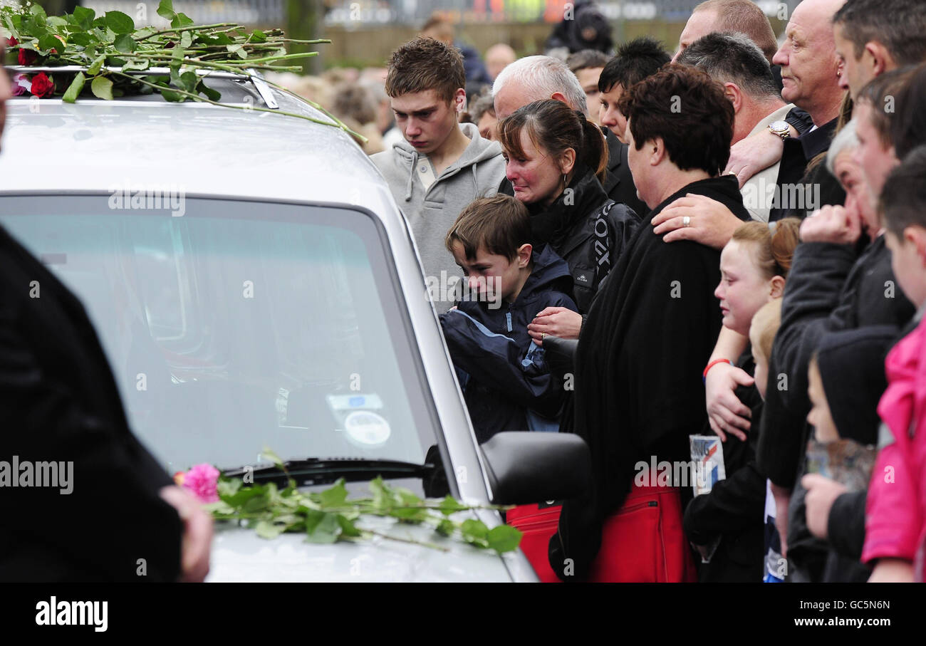 La famille et les amis du Sgt Matthew Telford et du Guardsman Jimmy Major se joignent aux milliers d'habitants de la région de Grimsby pour rendre hommage aux deux soldats tués en Afghanistan, qui sont retournés chez eux aujourd'hui à Grimsby. Banque D'Images