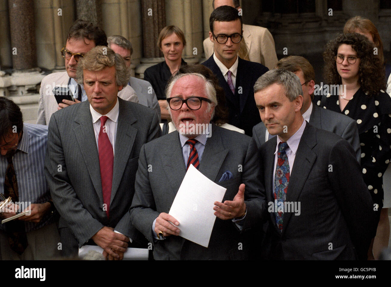 CHANNEL 4 CHIEF EXEC MICHAEL GRADE, PRÉSIDENT SIR RICHARD ATTENBOROUGH ET SEAN MCPHILEMY, PRODUCTEUR D'UN DOCUMENTAIRE AU CENTRE D'UNE AUDIENCE POUR OUTRAGE AU TRIBUNAL À LA HIGH COURT DE LONDRES.DERRIÈRE, LE CHERCHEUR EN TÉLÉVISION BEN HAMILTON PORTE DES LUNETTES ET UN COSTUME SOMBRE.LES PRODUCTIONS CHANNEL 4 ET BOX ONT ÉTÉ CONJOINTEMENT CONDAMNÉES À UNE AMENDE DE 75,000 LIVRES. Banque D'Images