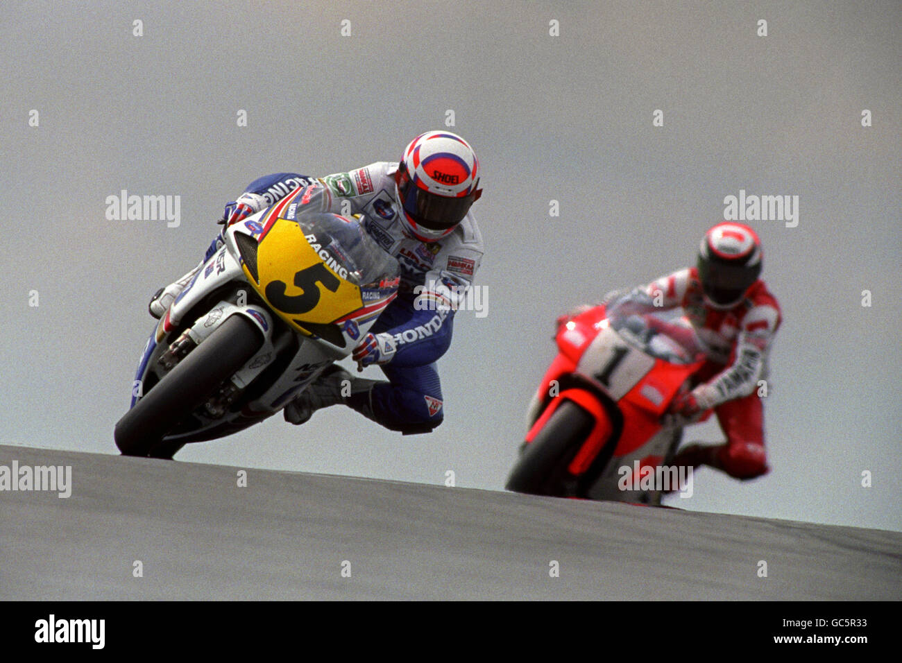 WAYNE GARDNER EN AUSTRALIE SUR LE CHEMIN DE LA VICTOIRE AU GRAND PRIX DE  MOTO BRITANNIQUE DE 500 CC À DONINGTON PARK, SUIVI DU SECOND HOMME WAYNE  RAINEY Photo Stock - Alamy