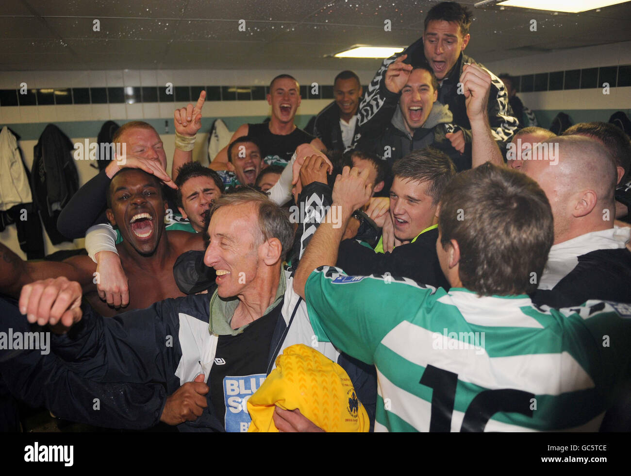 Les joueurs de Northwich célèbrent leur victoire sur Charlton dans le dressing à la suite du match de la FA Cup First Round au stade Victoria, à Northwich. Banque D'Images