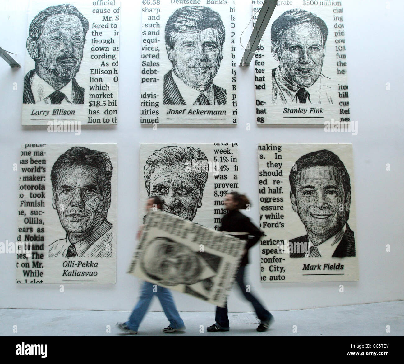 Les employés de la galerie portent un portrait en cire du Premier ministre italien Silvio Berlusconi par l'artiste Jose-Maria Cano avant l'ouverture de son exposition « The Wall Street 100 » au Riflemaker Dairy à Bloomsbury, Londres. Banque D'Images