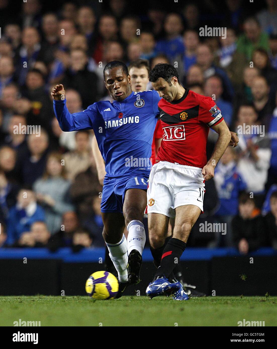 Football - Barclays Premier League - Chelsea / Manchester United - Stamford Bridge.Didier Drogba (à gauche) de Chelsea et Ryan Giggs (à droite) de Manchester United se disputent le ballon Banque D'Images