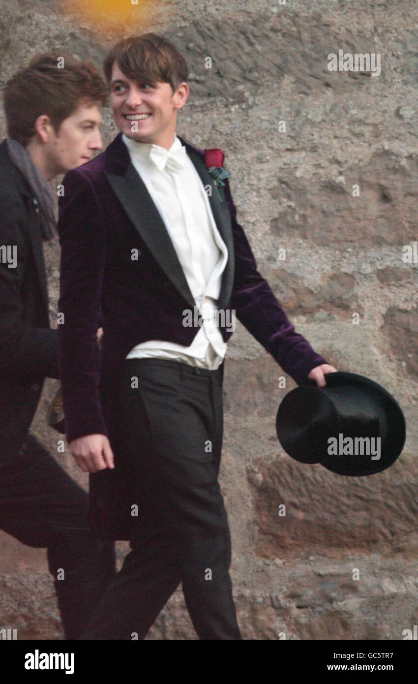 Mark Owen arrive à l'église paroissiale de Cawdor à Cawdor, Nairn pour son service de mariage à Emma Ferguson. Banque D'Images