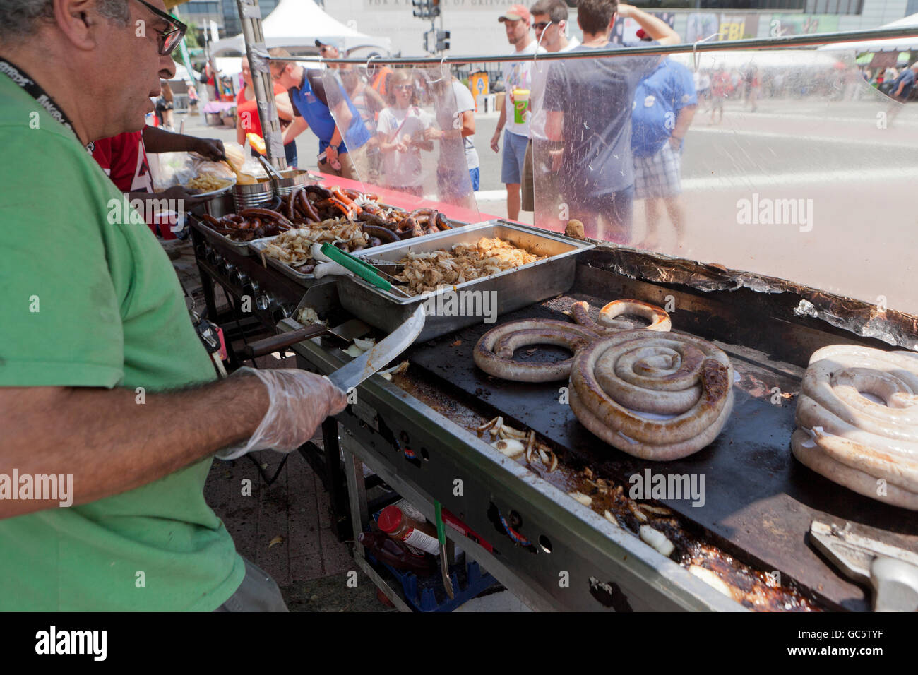 Festival culturel de plein air food vendor griller saucisses - USA Banque D'Images