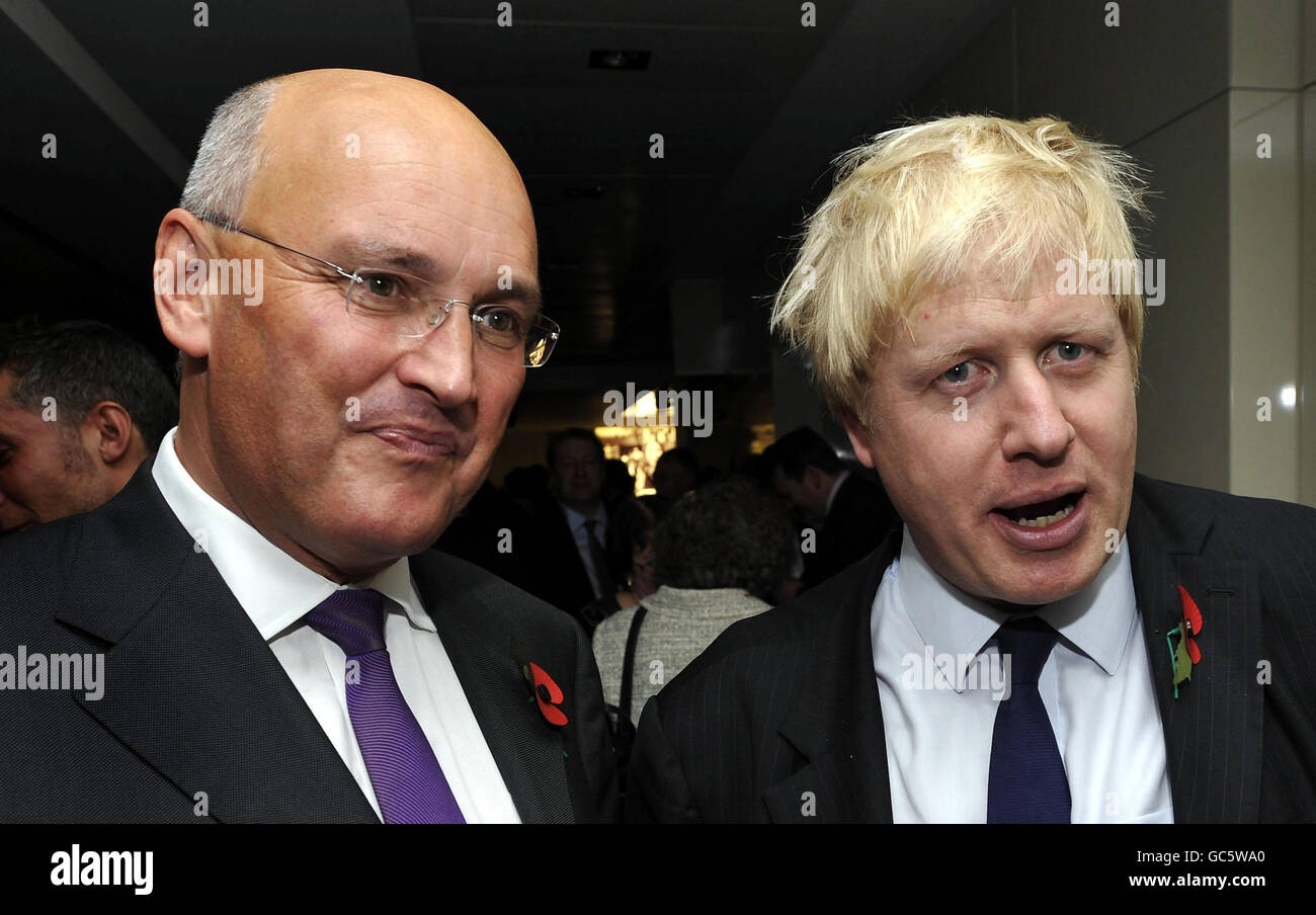 Sir Paul Stephenson, commissaire de police métropolitaine, et Boris Johnson, maire de Londres (à droite), au London Evening Standard 1000, le parti londonien le plus influent au quartier général de Burberry à Westminster, à Londres. Banque D'Images