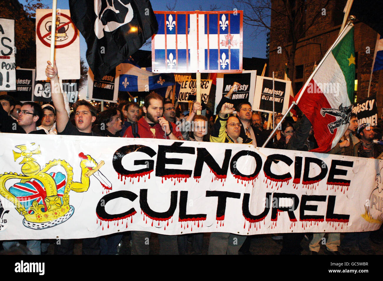 Des manifestants anti-monarchie manifestent devant la caserne de Black Watch (Royal Highland Regiment) à Montréal, où le prince de Galles et la duchesse de Cornwall présentaient les nouvelles couleurs au régiment. Banque D'Images