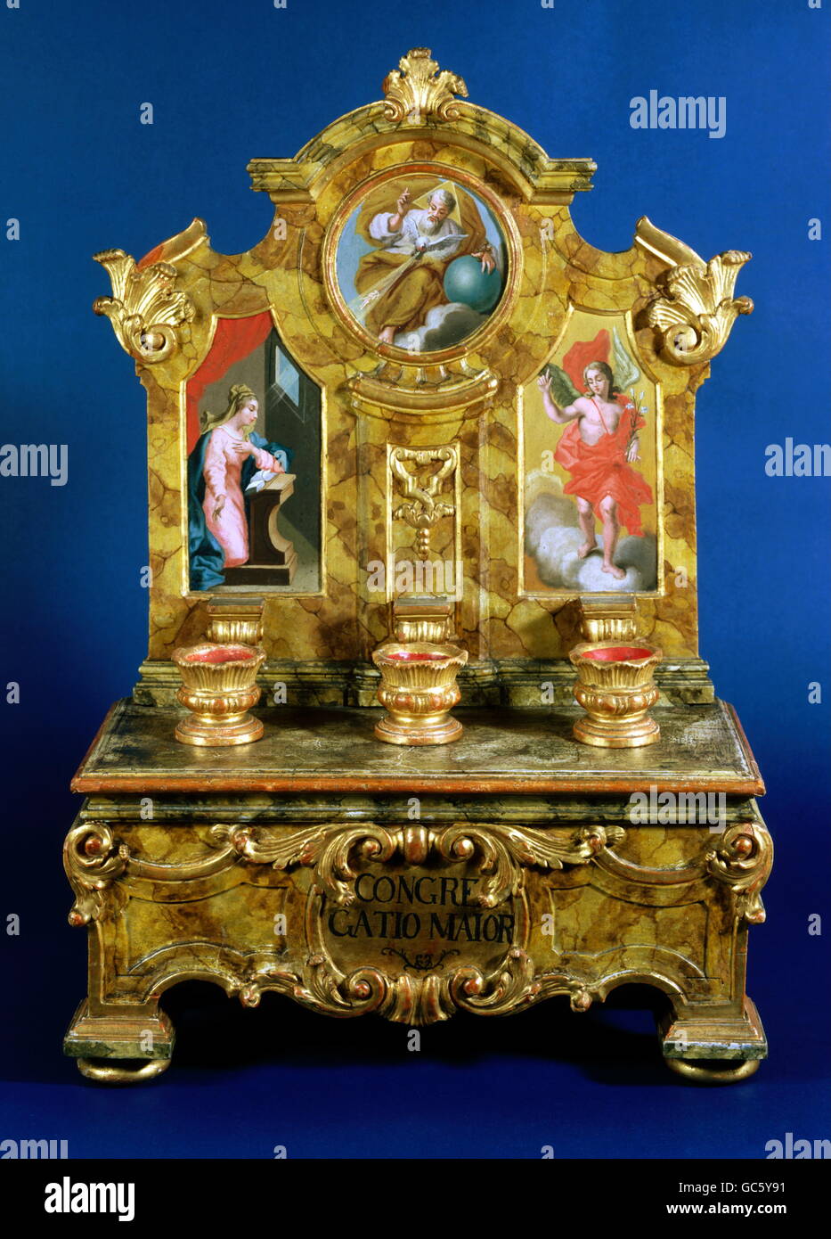 Religion, Christianisme, article, urne de la consécration de l'homme Marien, avec représentation de l'Annonciation, musée diocésain Eichstätt, vers le XVIIIe siècle, historique, historique, beaux-arts, art religieux, époque baroque, Dieu le Père, Madonna, Marie, Vierge mère, ange, anges, un minor, arel Gabriel, colombe, colombes, colombes, colombes, Vierge, ange, Marie pneumadologie, ange, ange, Vierge, ange, ange, Vierge, ange, ange, ange, ange Dévotion mariale, urne, élection, élections, arts et artisanat, artisanat, clergé, monastère, monastères, droits additionnels-Clearences-non disponible Banque D'Images