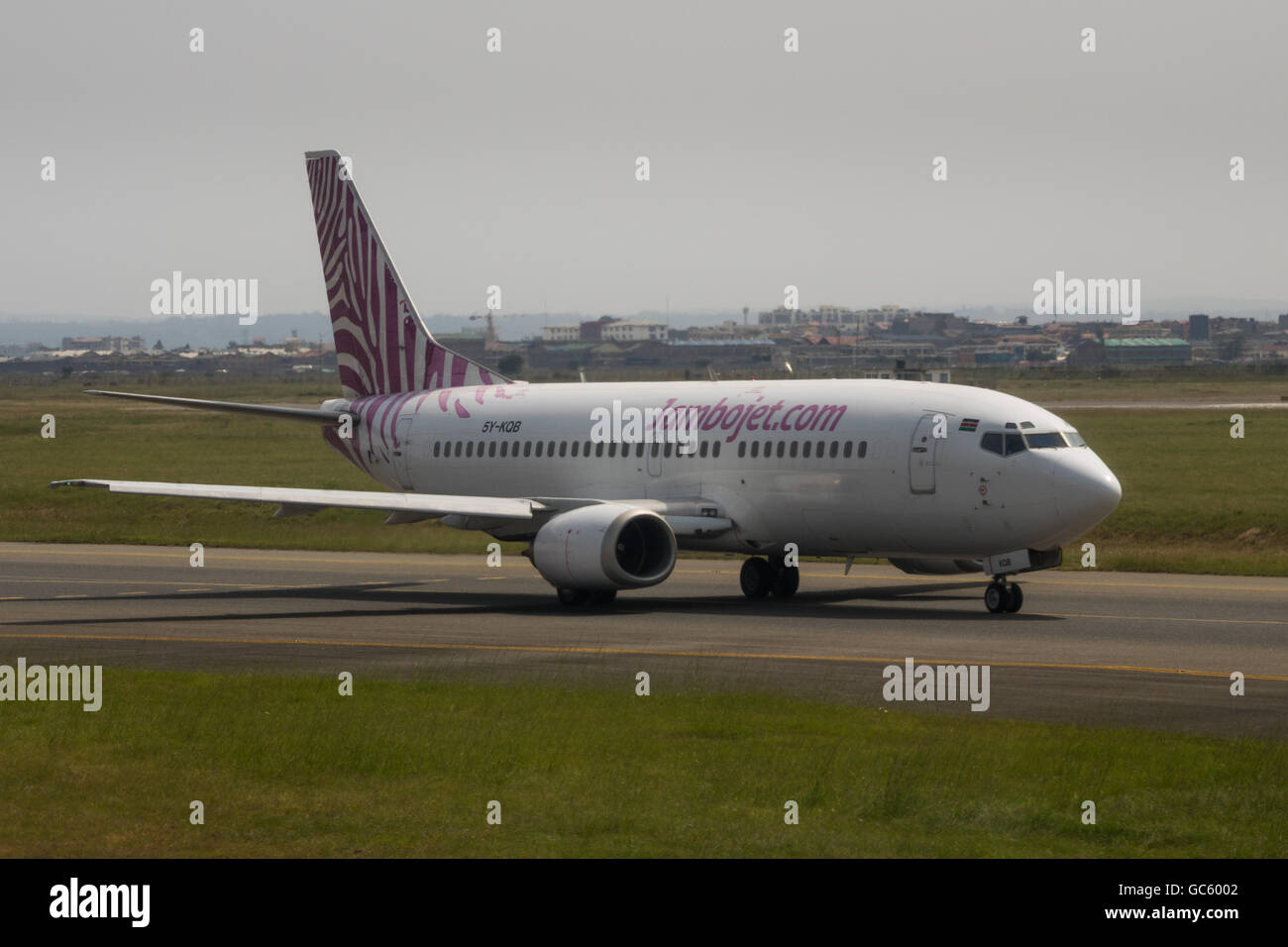 Un Boeing 737-300 de la compagnie aérienne Jambojet taxis pour le décollage de l'Aéroport International Jomo Kenyatta. Banque D'Images