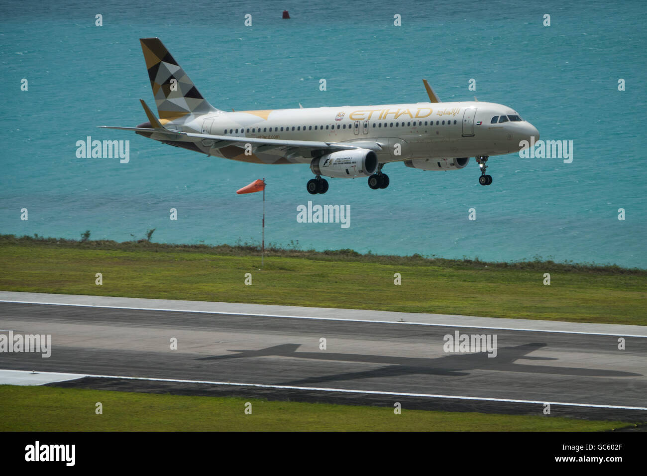Un Airbus A320 Etihad Airlines jet arrive sur terre à Mahe, Seychelles Banque D'Images