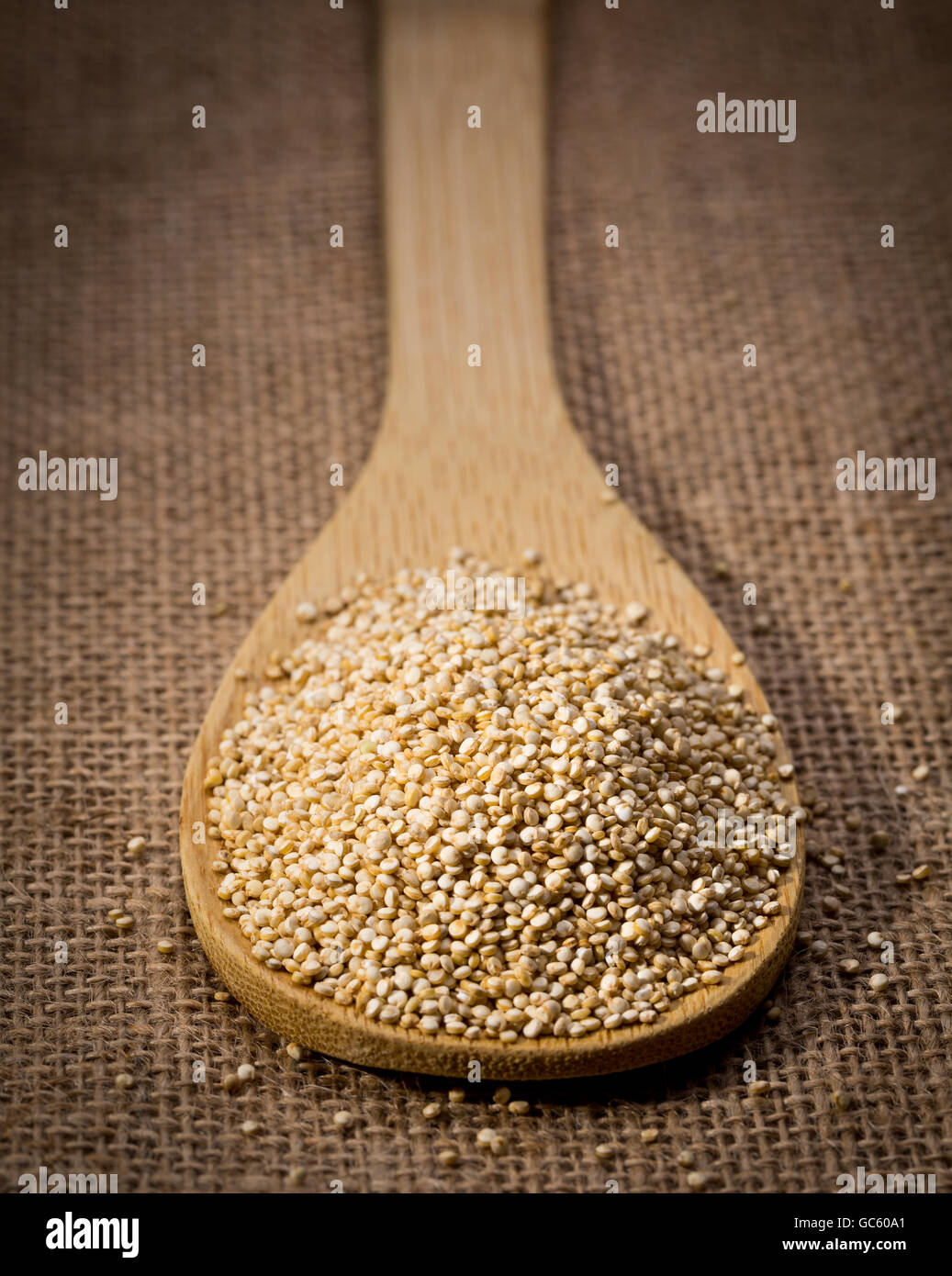 Les graines de quinoa sur cuillère en bois et de linge de maison, d'arrière-plan libre. Banque D'Images