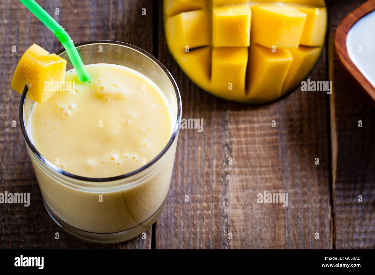 Verre de lassi à la mangue, boisson indienne de yaourt mélangé avec du miel et de mangue, aromatisée à la cardamome. Banque D'Images