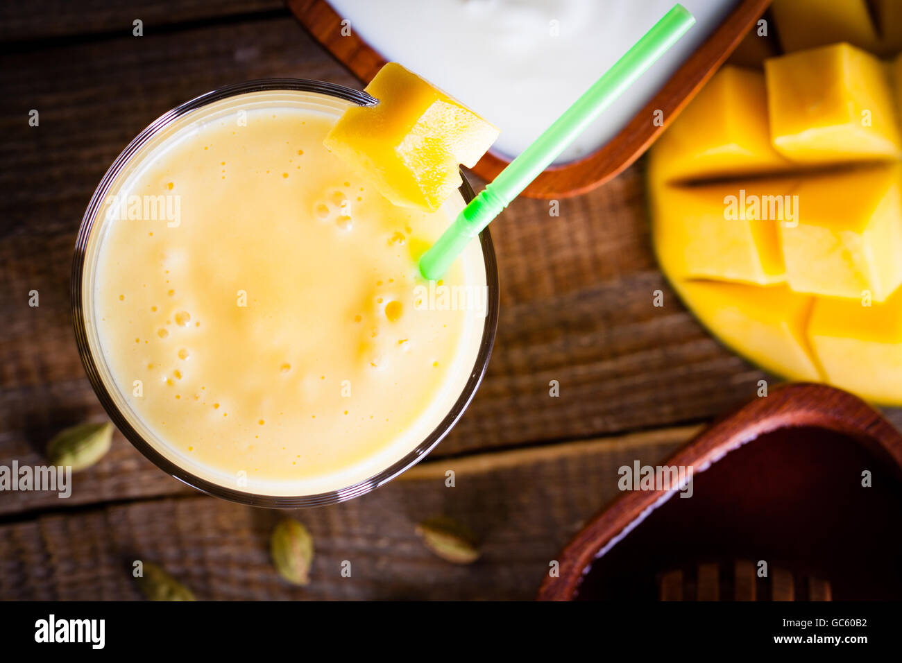 Les frais généraux, verre de milkshake fait de mangue et yaourt sucré avec du miel. Banque D'Images