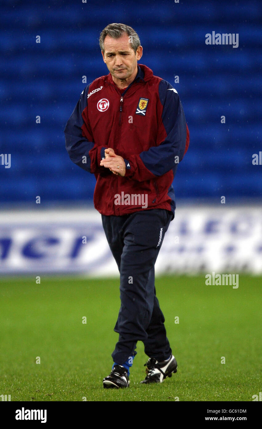 Football - International friendly - pays de Galles v Ecosse - Scotland Training - Cardiff City Stadium.George Burley, directeur écossais, lors d'une séance de formation au Cardiff City Stadium, à Cardiff. Banque D'Images