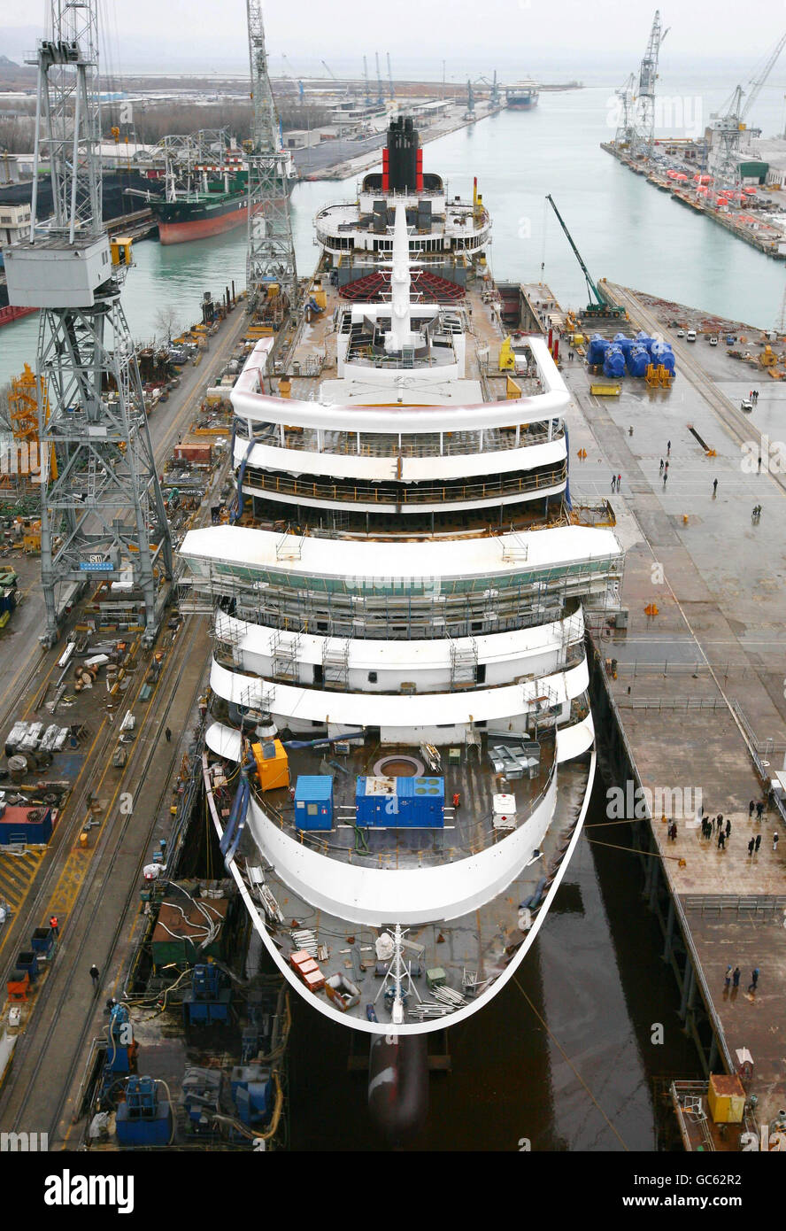 Une vue générale du navire de croisière Cunard Queen Elizabeth lors de sa cérémonie de flottement au chantier naval de Fincantieri à Trieste, en Italie, avant qu'il ne soit en service en octobre de cette année. Banque D'Images