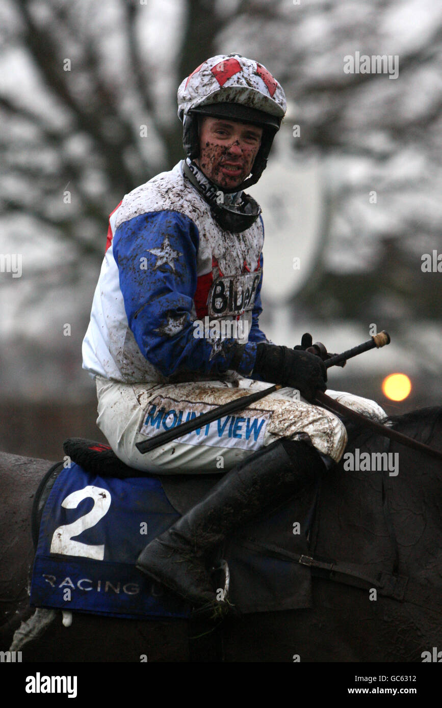 Courses hippiques - la Charity HEROS Challow Hurdle Day - Hippodrome de Newbury.Jockey Timmy Murphy sur Diamond Harry après avoir terminé dans le Racing UK sur Virgin 536 long Walk obstacle Banque D'Images