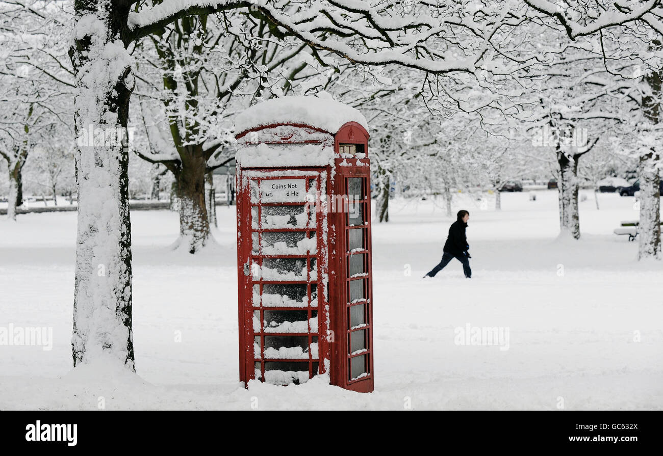 La neige profonde se trouve aujourd'hui à Harrogate alors que de fortes chutes de neige se poursuivent dans la plupart des régions du Royaume-Uni. Banque D'Images