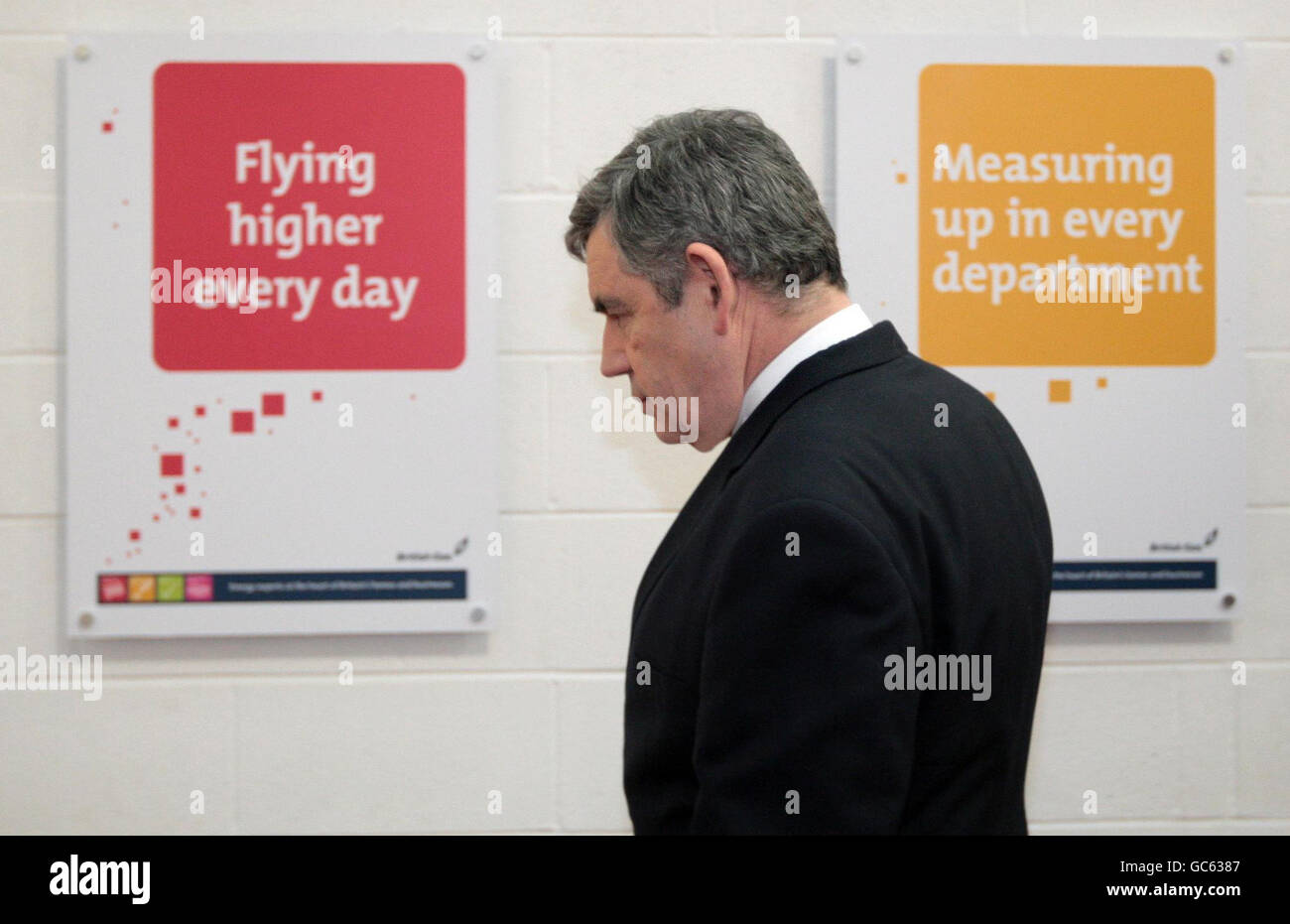 Le Premier ministre Gordon Brown lors de sa visite à la British Gas Energy Academy dans le Kent, après que le gouvernement ait annoncé un programme de « chauffage » de chaudière offrant aux clients une réduction de 400 sur le prix d'une nouvelle chaudière. Banque D'Images