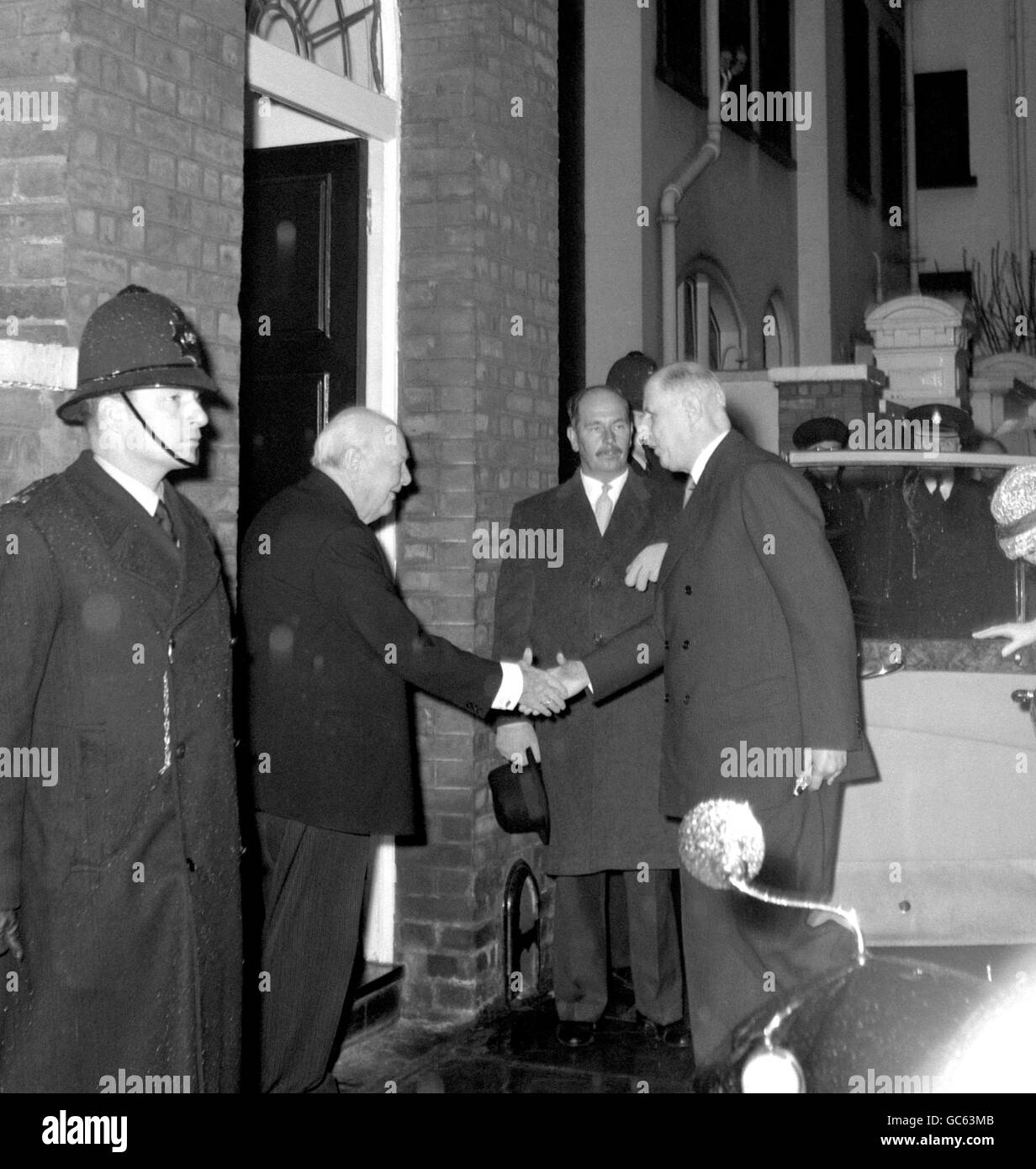Sir Winston Churchill accueille le président français Charles de Gaulle chez lui à Hyde Park Gate, Londres. De Gaulle a rompu avec son programme prévu lors d’une visite d’État pour voir son ancien dirigeant allié. Banque D'Images