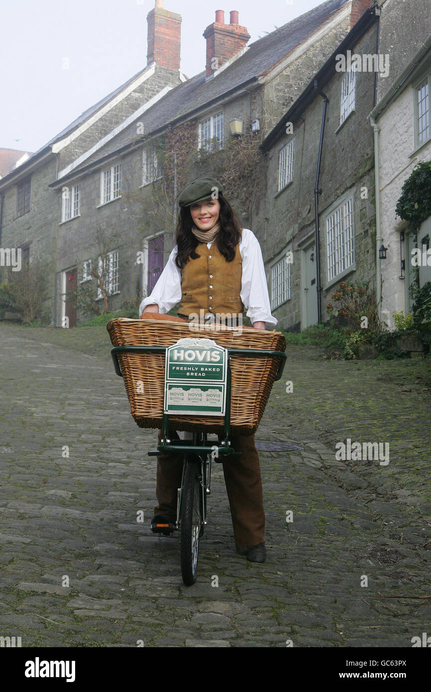 Le champion olympique de cyclisme, Victoria Pendleton, pose sur Gold Hill à Shaftesbury, Dorset, également connu sous le nom de Hovis Hill, dans une reconstitution de la célèbre publicité Hovis 1973 « Boy on the Bike ». Banque D'Images