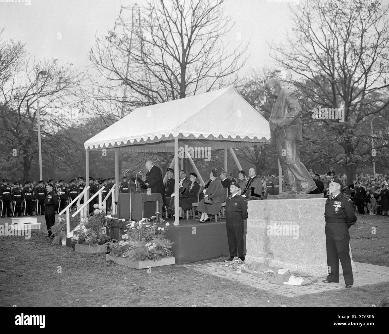 Sir Winston Churchill parle après que sa statue de bronze ait été dévoilée par le vicomte Field-Marshall Montgomery à Salway Hill, dans la circonscription de Churchill, à Woodford, dans l'Essex. La statue se dresse à 8ft 6in et a été sculptée par David McFall. Banque D'Images
