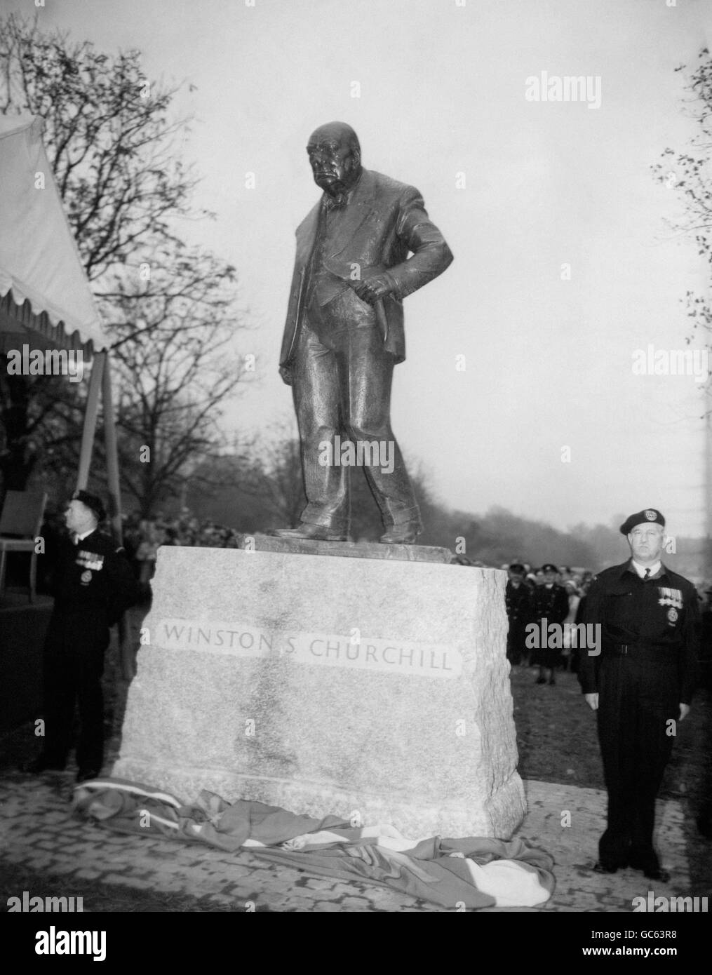 Statue de Sir Winston Churchill à Salway Hill, dans la circonscription de Churchill de Woodford, Essex.La statue se dresse à 8ft 6in et a été sculptée par David McFall. Banque D'Images