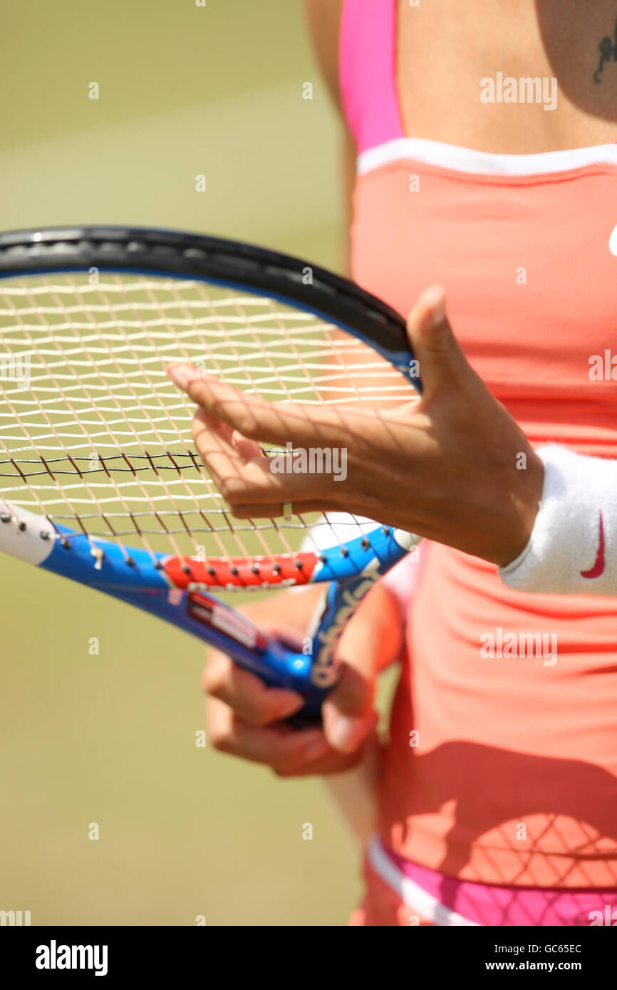 Tennis - AEGON Classic - 6e jour - Edgbaston Priory Club. Na Li de Chine ajuste ses cordes Banque D'Images