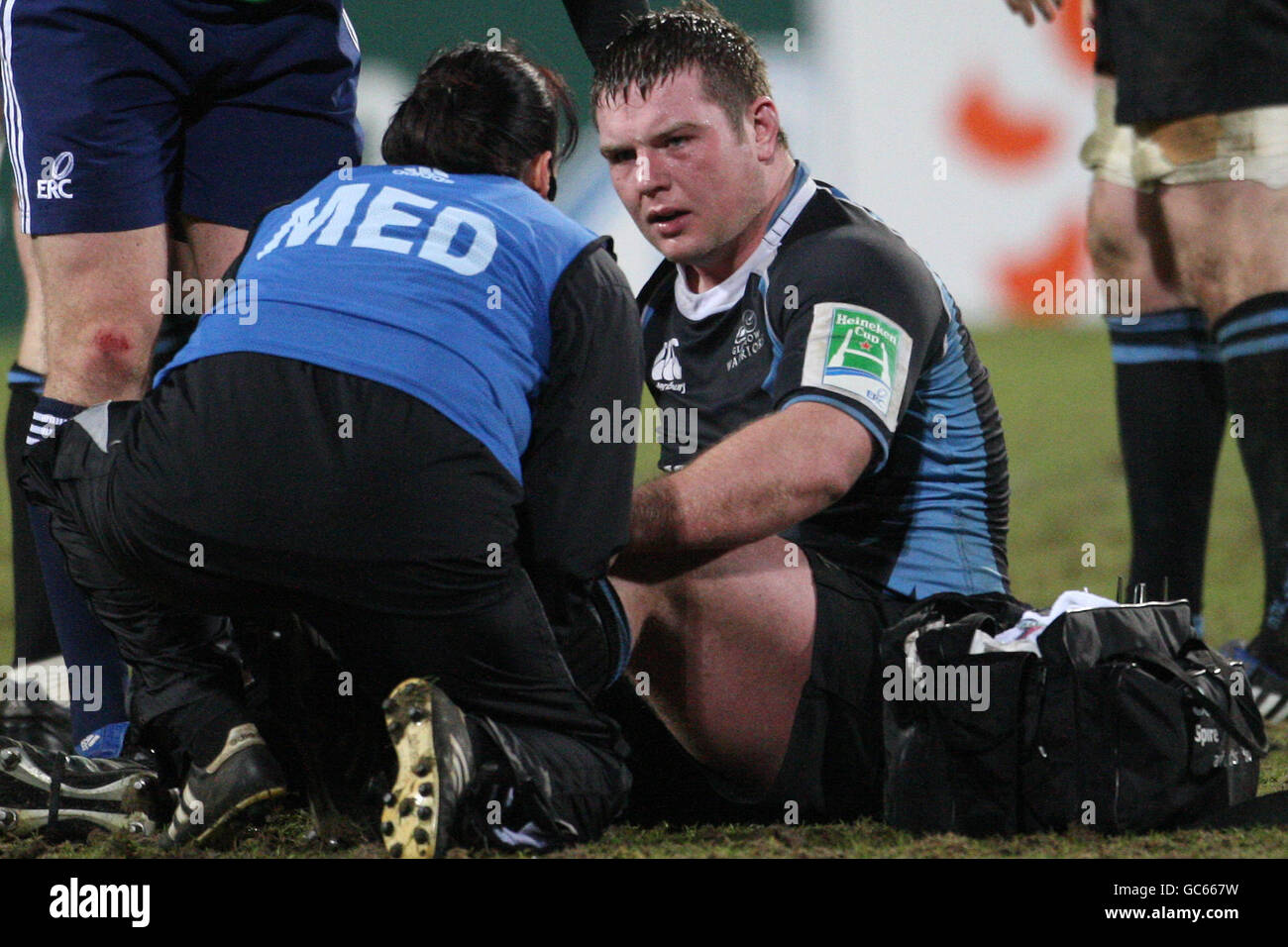 Rugby Union - Heineken Cup - Pool Two - Glasgow Warriors / Newport Gvent Dragons - Firhill Arena.Jon Welsh des Glasgow Warriors est traité pour une blessure Banque D'Images