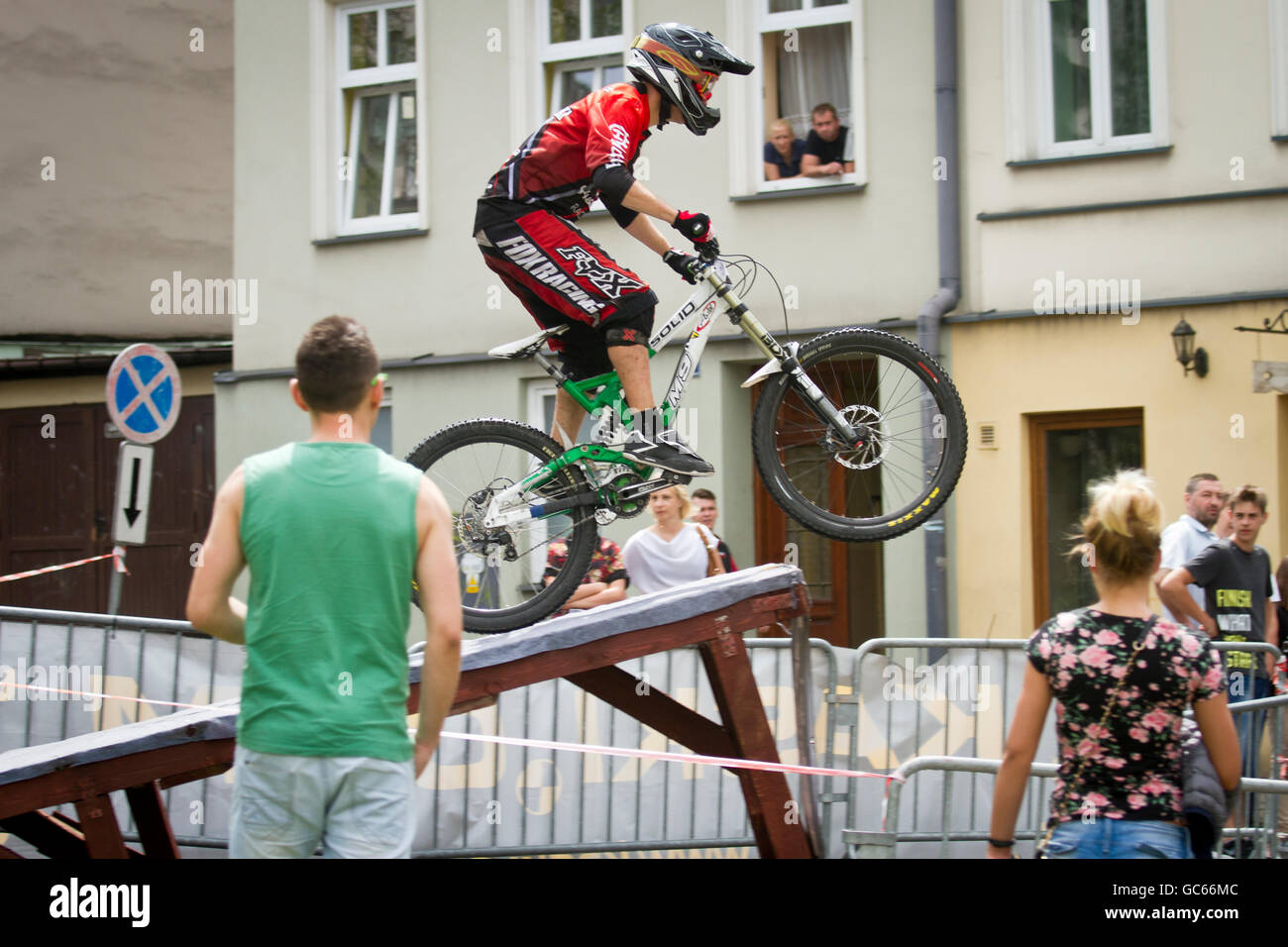 Le tour de ville. Biker saute par-dessus la rampe durant la course de vélo de montagne dans les rues de Cieszyn. La Pologne. Banque D'Images