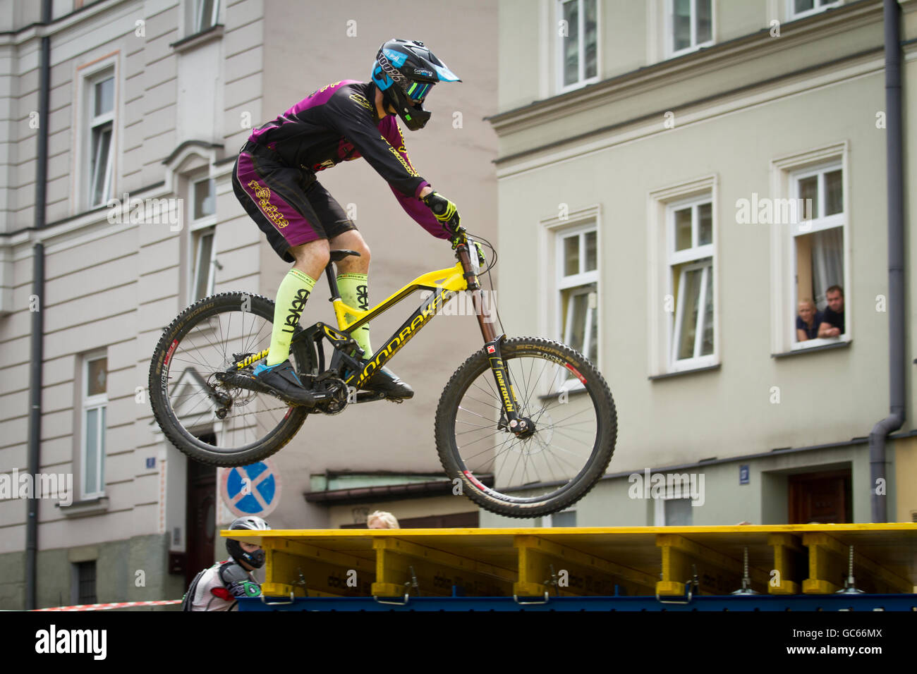 Le tour de ville. Biker saute par-dessus la rampe durant la course de vélo de montagne dans les rues de Cieszyn. La Pologne. Banque D'Images