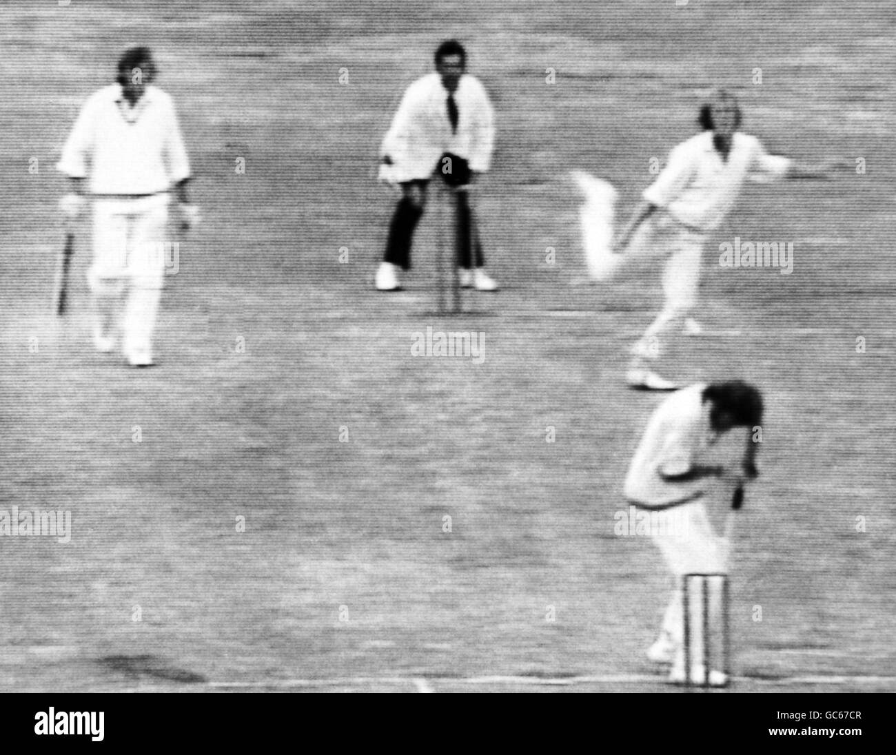 Cricket - Nouvelle-Zélande / Angleterre - Angleterre en Nouvelle-Zélande série de tests - 1er test - cinquième jour - Eden Park, Auckland.Le batteur d'Angleterre Peter lever livre une balle qui frappe le batteur de Nouvelle-Zélande Ewen Chatfield qui est forcé de prendre sa retraite blessée Banque D'Images