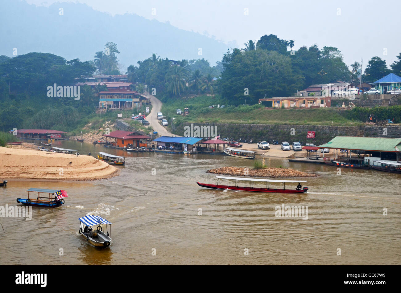 La rivière de Kuala Tahan à Parc National Taman Negara, Malaisie Banque D'Images