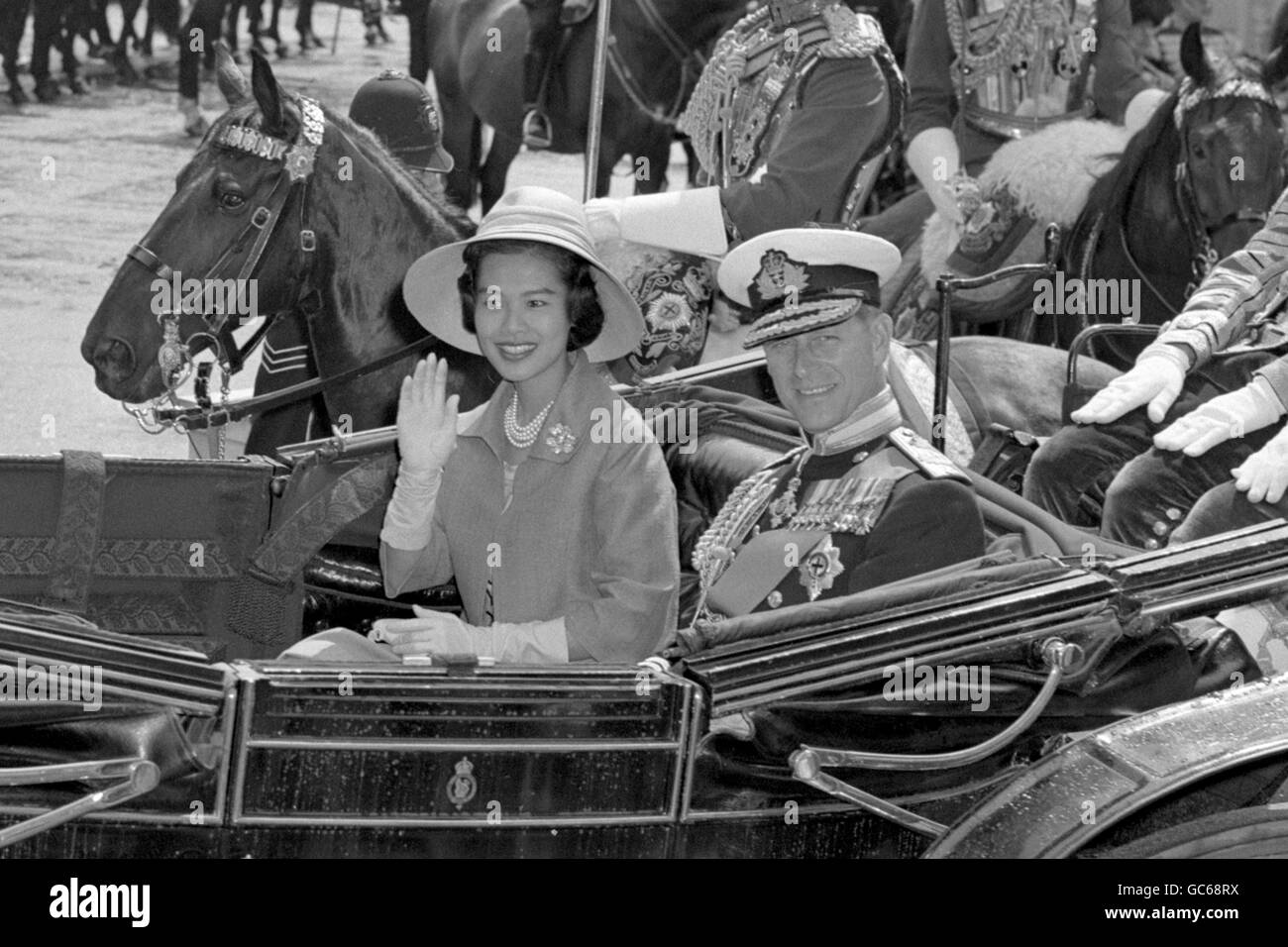 La reine Sirikit de Thaïlande avec le duc d'Édimbourg en une calèche ouverte à leur départ de la gare Victoria, Londres, sur un trajet de procession jusqu'au palais de Buckingham. Banque D'Images
