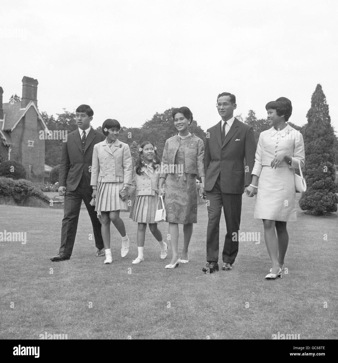La famille royale thaïlandaise à King's Beeches, Sunninghill, Berkshire, où ils séjournaient pendant leur visite privée de dix semaines en Grande-Bretagne.De gauche à droite ; Prince Vajiralongkorn, princesse Sirindhorn, princesse Chulabhorn, reine Sirikit,Le roi Bhumibol et la princesse Ubolratana. Banque D'Images