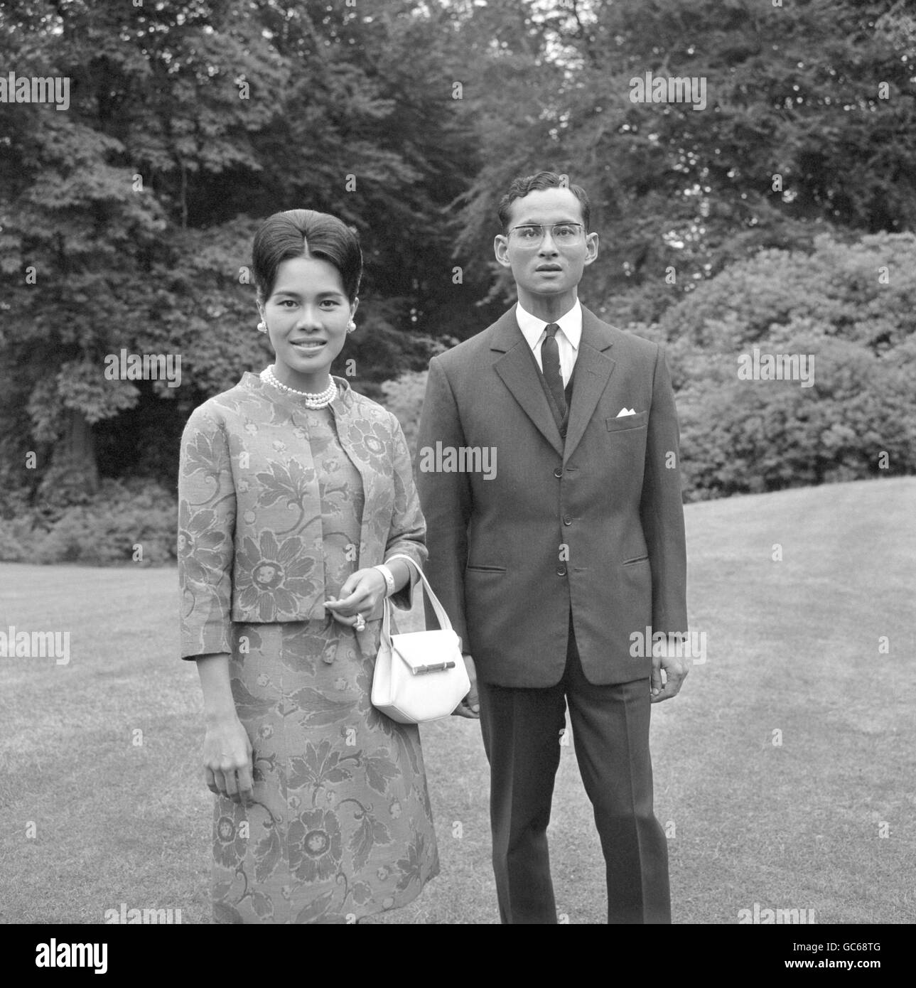 Le roi Bhumibol et la reine Sirikit de Thaïlande à King's Beeches, Sunninghill, Berkshire, où ils séjournaient au cours de leur visite privée de dix semaines en Grande-Bretagne. Banque D'Images