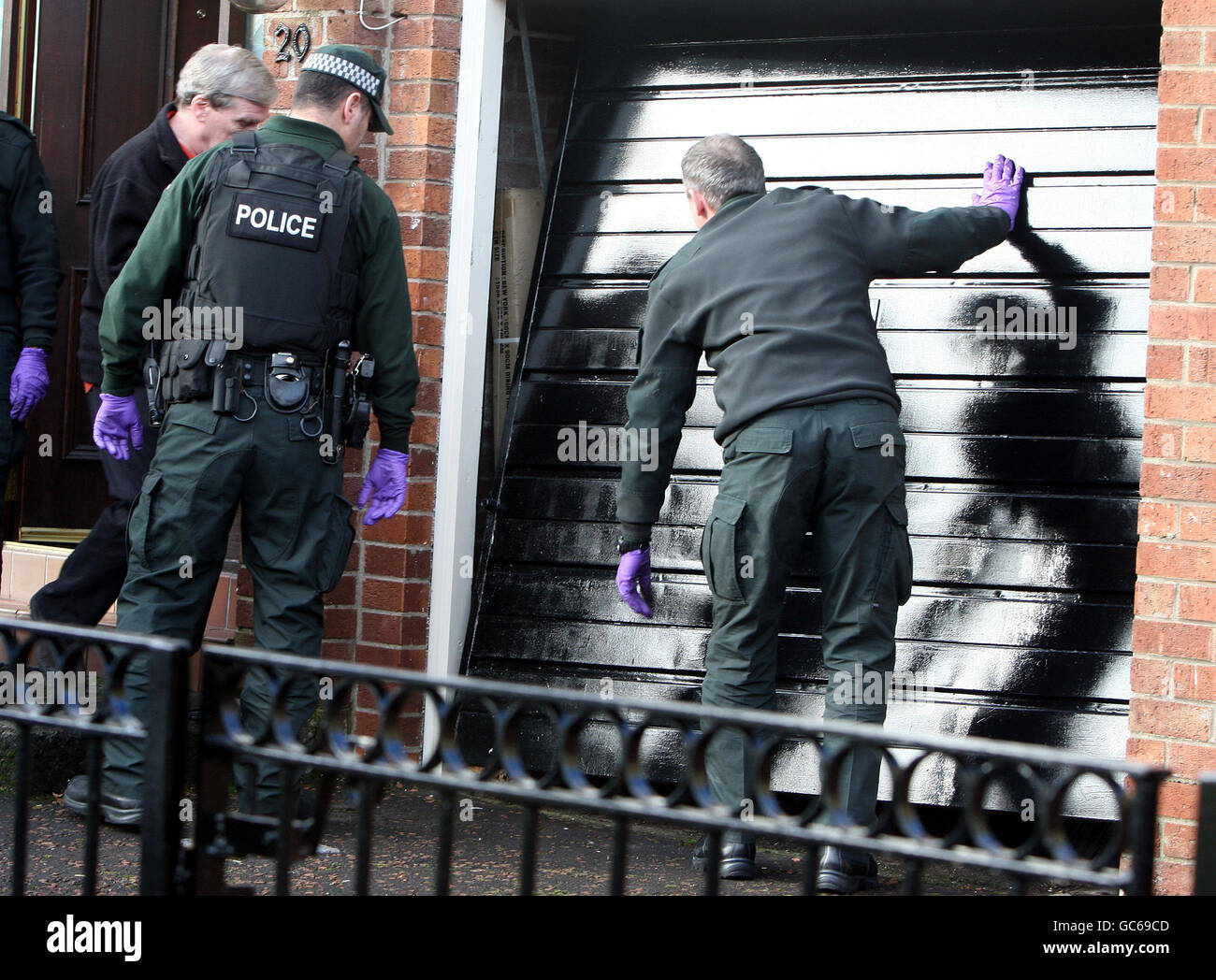 La police recherche la maison de Marian Price, dans l'ouest de Belfast. Le bombardier Old Bailey Marian Price a été arrêté aujourd'hui par des détectives qui enquêtaient sur les meurtres de deux soldats à l'extérieur d'une caserne militaire en Irlande du Nord plus tôt cette année. Banque D'Images