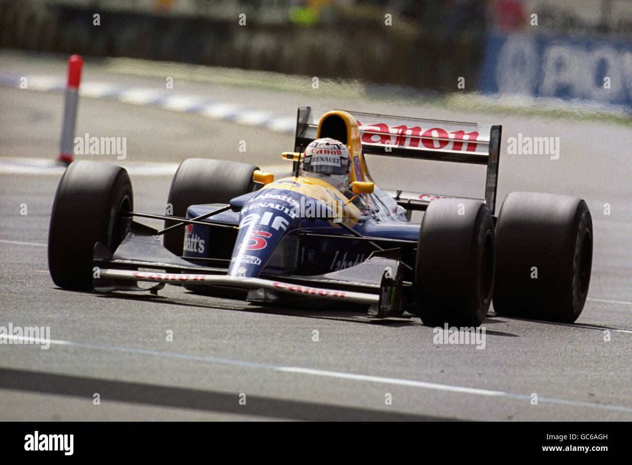 Nigel Mansell dans le Williams-Renault sur la voie de la victoire du Grand Prix britannique. Nigel Mansell, en Grande-Bretagne, a marqué un Grand Chelem dans la course (a mené chaque tour depuis la pole position et a établi le tour le plus rapide de la course) dans le cadre de sa saison de victoire du Championnat de Formule 1 1992. Banque D'Images