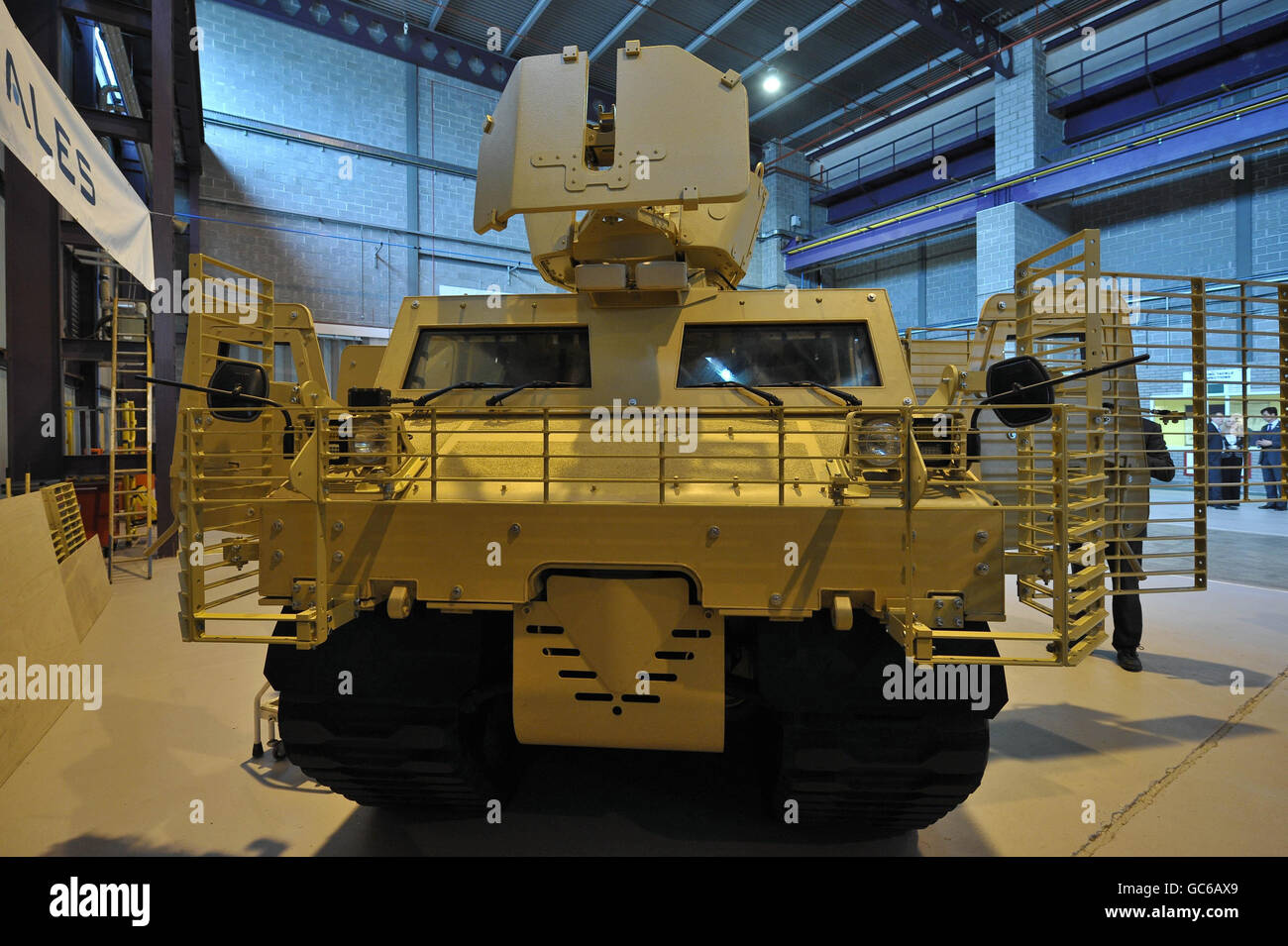 Le nouveau véhicule à chenilles militaire de Warthog se trouve à l'intérieur d'un cintre à l'installation de Thales, au centre d'affaires de Stradey Park, près de Llanelli, au pays de Galles. Banque D'Images