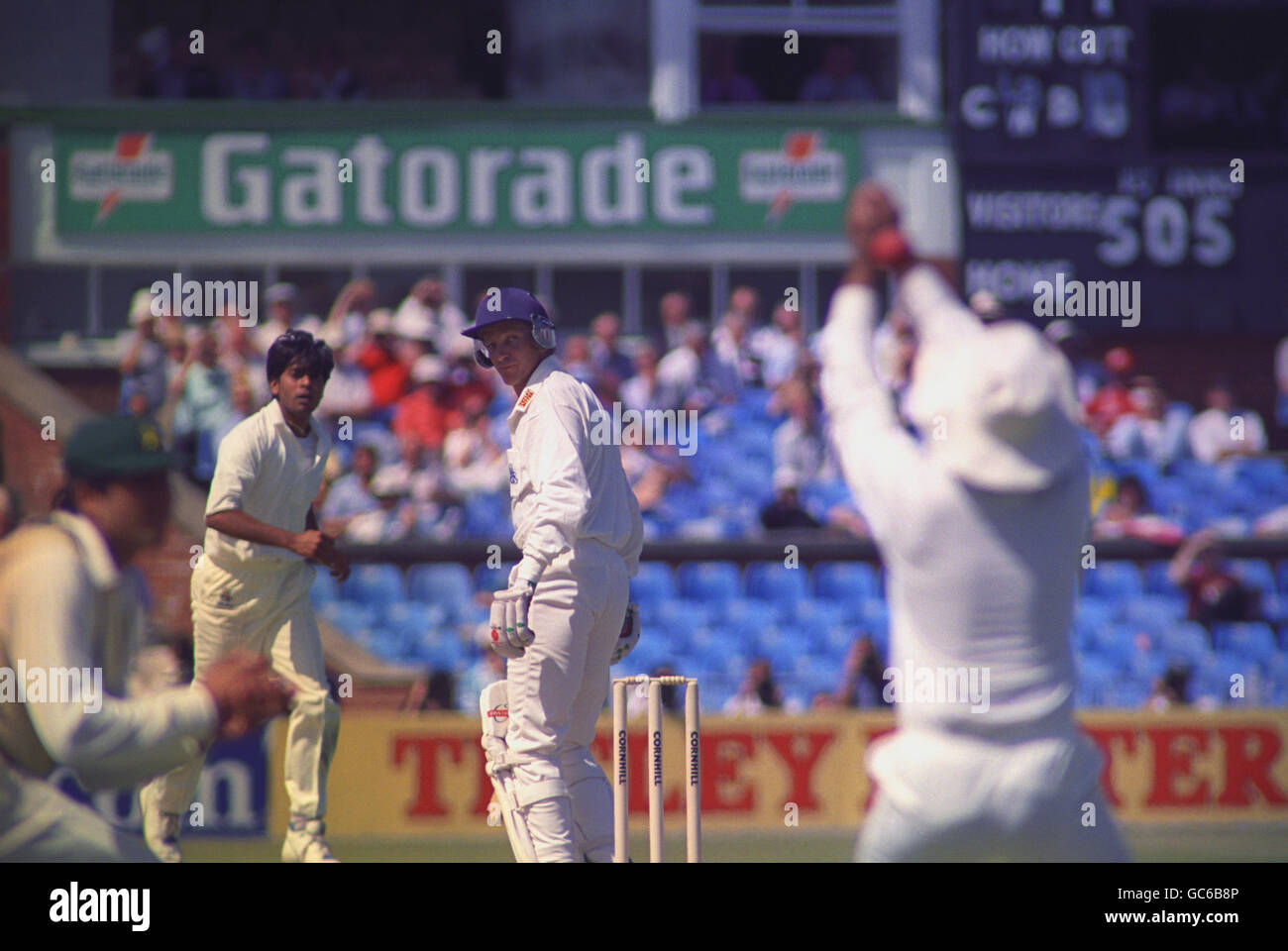 TROISIÈME MATCH D'ESSAI DE CORNHILL: ANGLETERRE V PAKISTAN; DAVID GOWER EST ABANDONNÉ PAR SALIM MALIK DU BOWLING DE AAQIB JAVED À L'ANCIEN TRAFFORD. AU COURS DE SES GAINS, IL EST DEVENU LE BATTEUR AYANT OBTENU LE SCORE LE PLUS ÉLEVÉ DANS L'HISTOIRE DES TESTS, APRÈS AVOIR PASSÉ LES 8,114 COURSES DE GEOFFREY BOYCOTT. Banque D'Images