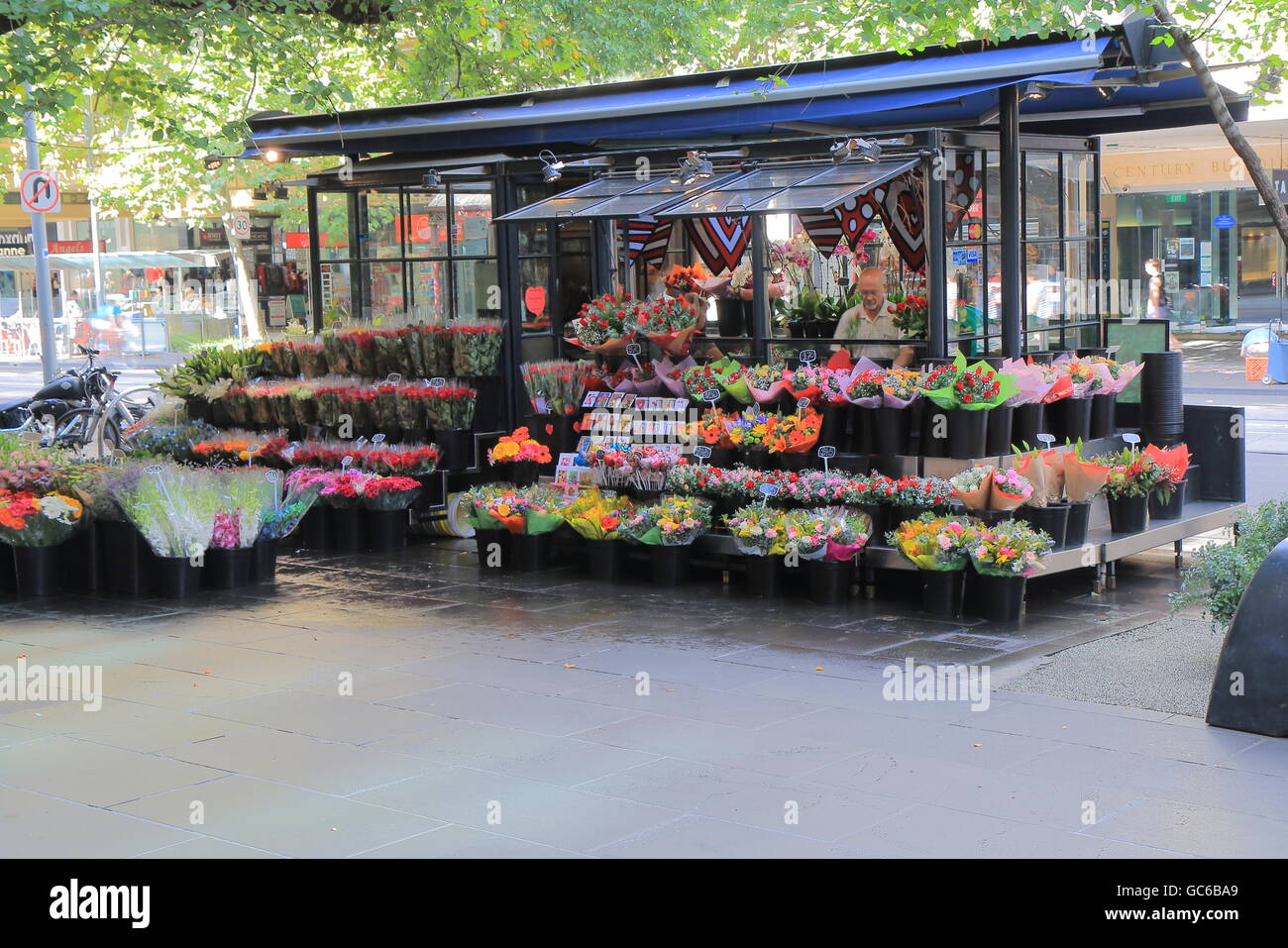 Les gens vendent des fleurs dans le centre-ville de Melbourne en Australie. Banque D'Images
