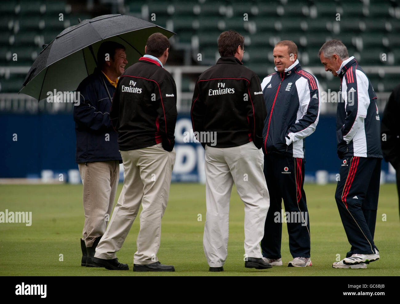 L'entraîneur d'Angleterre Andy Flower (deuxième à droite) et le chef d'équipe Phil Neale (à droite) parlent aux arbitres du match après avoir inspecté le terrain devant l'International First One Day au New Wanderers Stadium, Johannesburg, Afrique du Sud. Banque D'Images