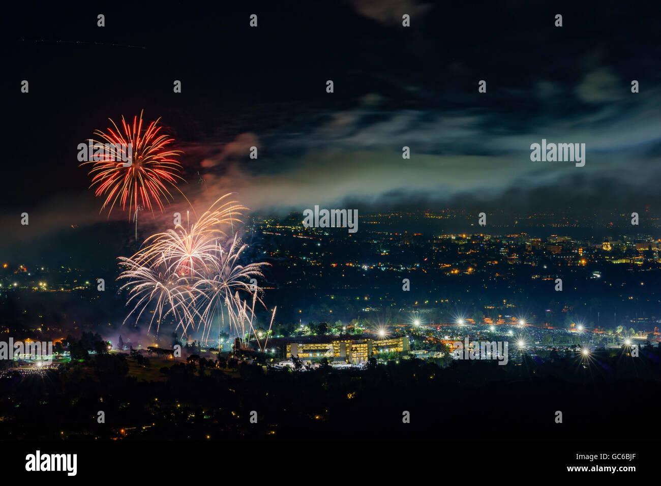 Beau feu d'artifice sur la célèbre Rose Bowl de l'événement du 4 juillet Banque D'Images