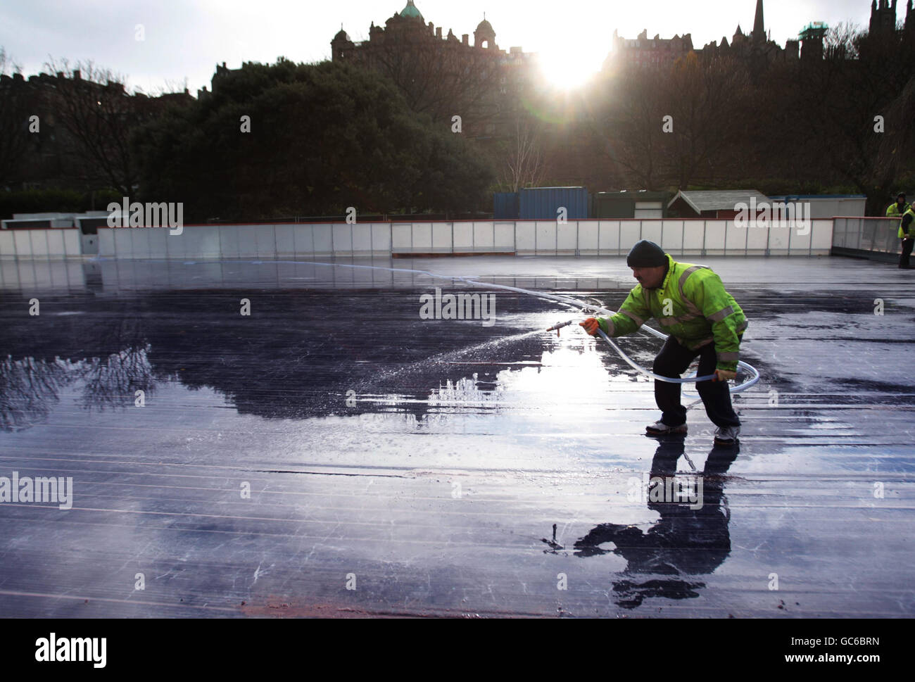 Un ouvrier prépare la patinoire d'Édimbourg sur Princes Street à temps pour les festivités de la célèbre rue Hogmanay dans la ville. Banque D'Images