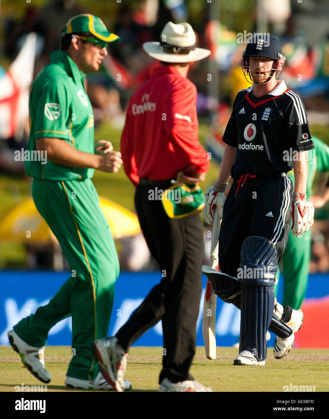 Paul Collingwood, en Angleterre, s'entretient avec le capitaine sud-africain Graeme Smith et le juge-arbitre Rod Tucker après qu'Eoin Morgan soit pris par Albie Markel et plus tard donné non par la télé-arbitre pendant la deuxième journée internationale au terrain de cricket de Centurion, Johannesburg, Afrique du Sud. Banque D'Images