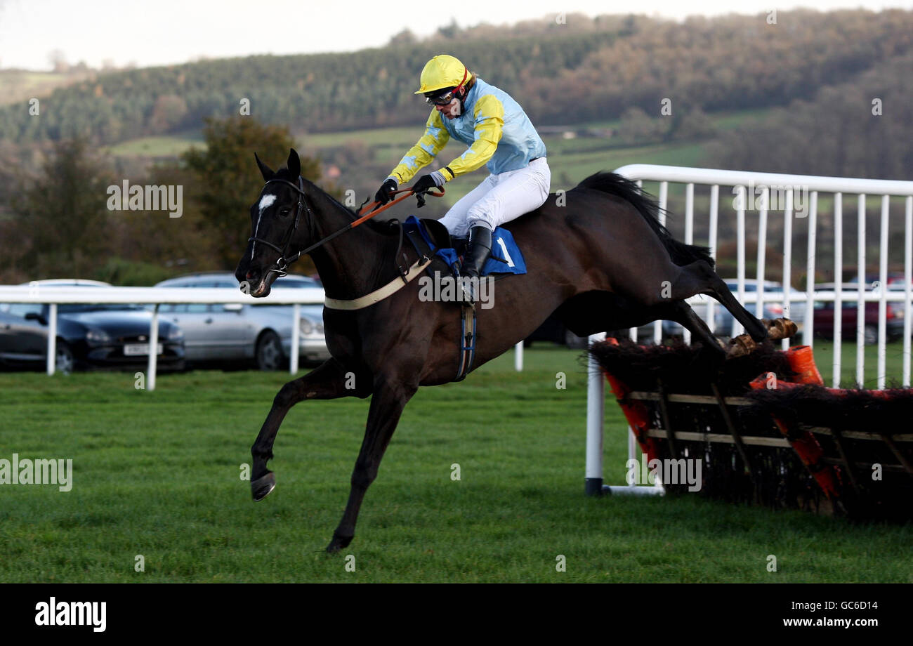 Abbevillian criblé par Jimmy McCarthy sur leur chemin vers la victoire dans le Fonds européen d'obtenteur 'National Hunt' novices' obstacle à l'hippodrome de Ludlow. Banque D'Images