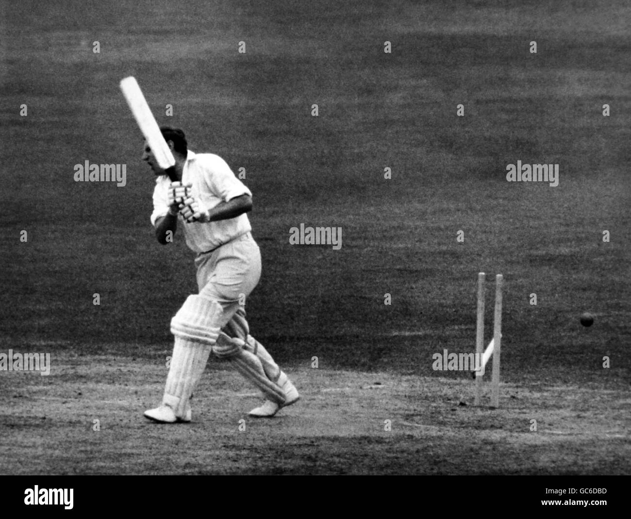 Cricket - Championnat du comté 1968 - troisième jour - Middlesex v Sussex - terrain de cricket de Lord'. J.M.Parks est sous l'égide de J.S.E.Price. Banque D'Images