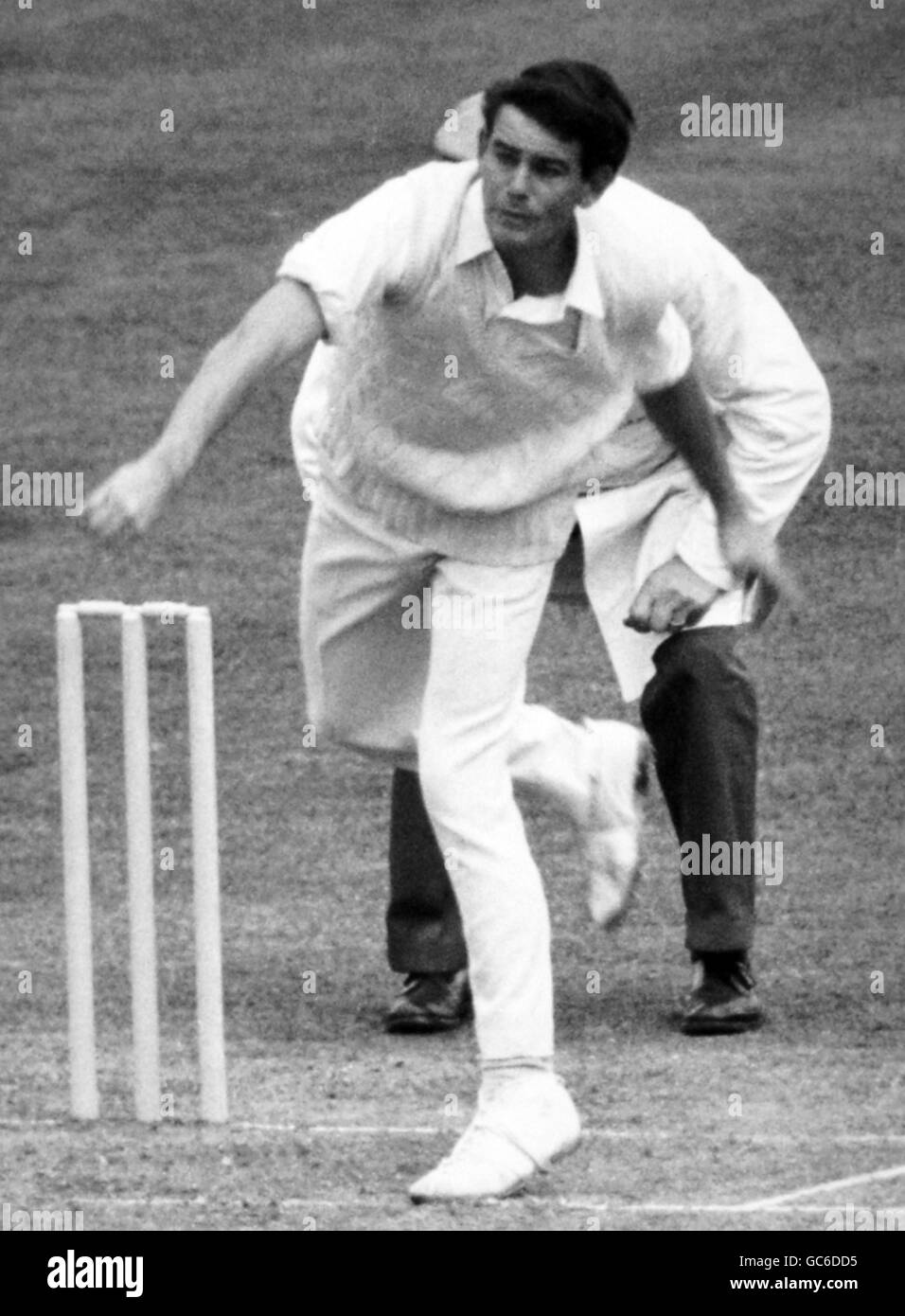 Une nouvelle action de bowling de R.N.S Hobbs, le joueur rapide du comté d'Essex. Banque D'Images